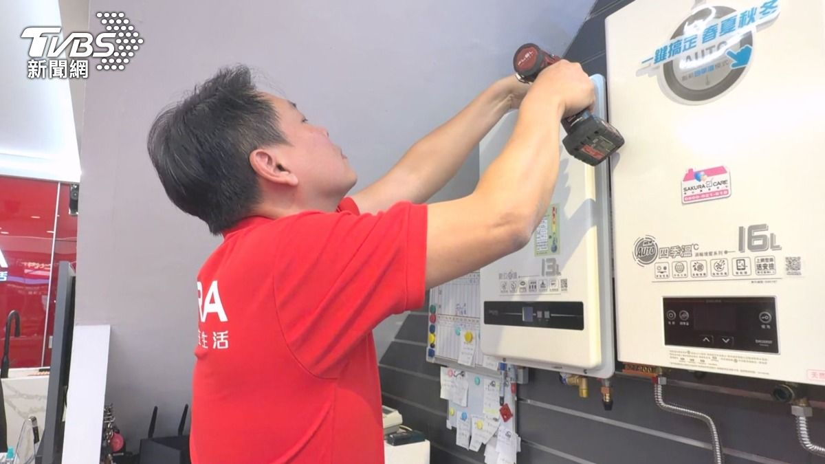 業者親自教學如何辨真偽,正版價格價差高達五倍,不只這樣,正貨機身有QR Code只要一掃就能出現產品資料,仔細看的話,假貨其實破綻百出(圖/TVBS)