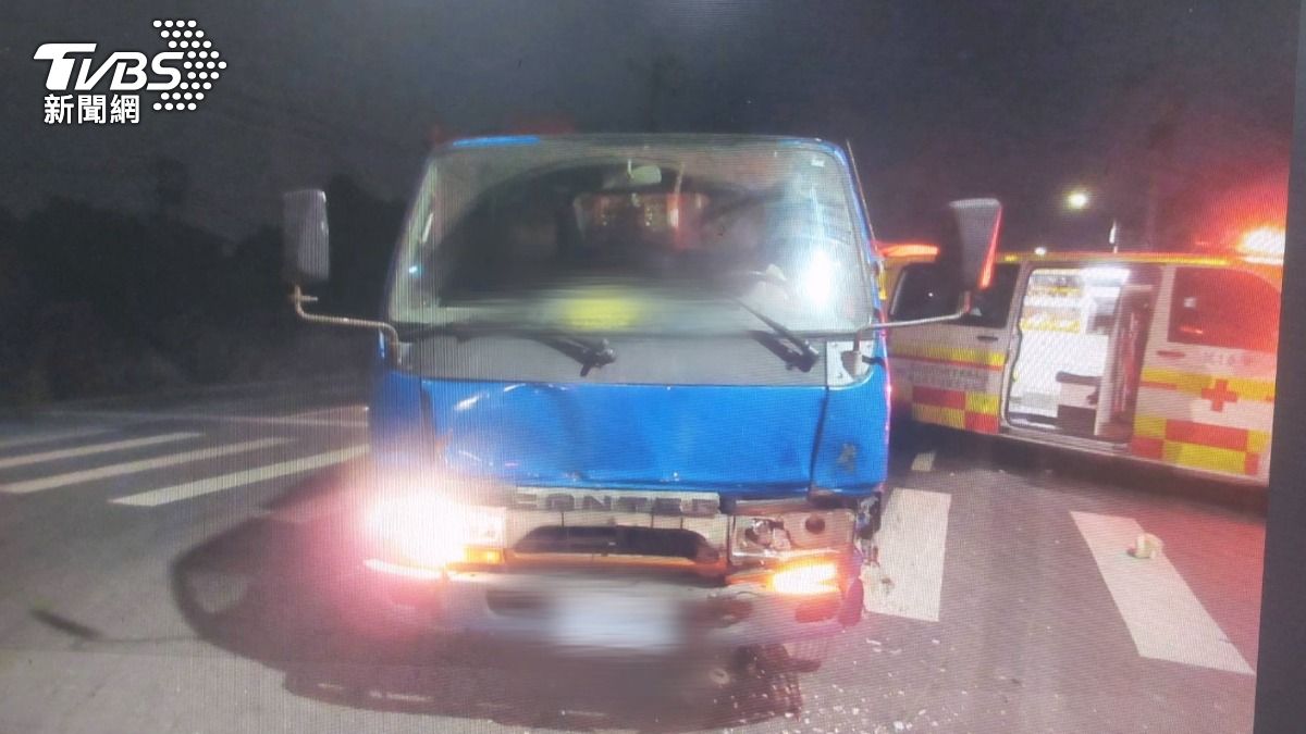 小貨車跨越雙黃線準備左轉,對向直行的機車來不及閃避,兩車迎面相撞。(圖/TVBS)