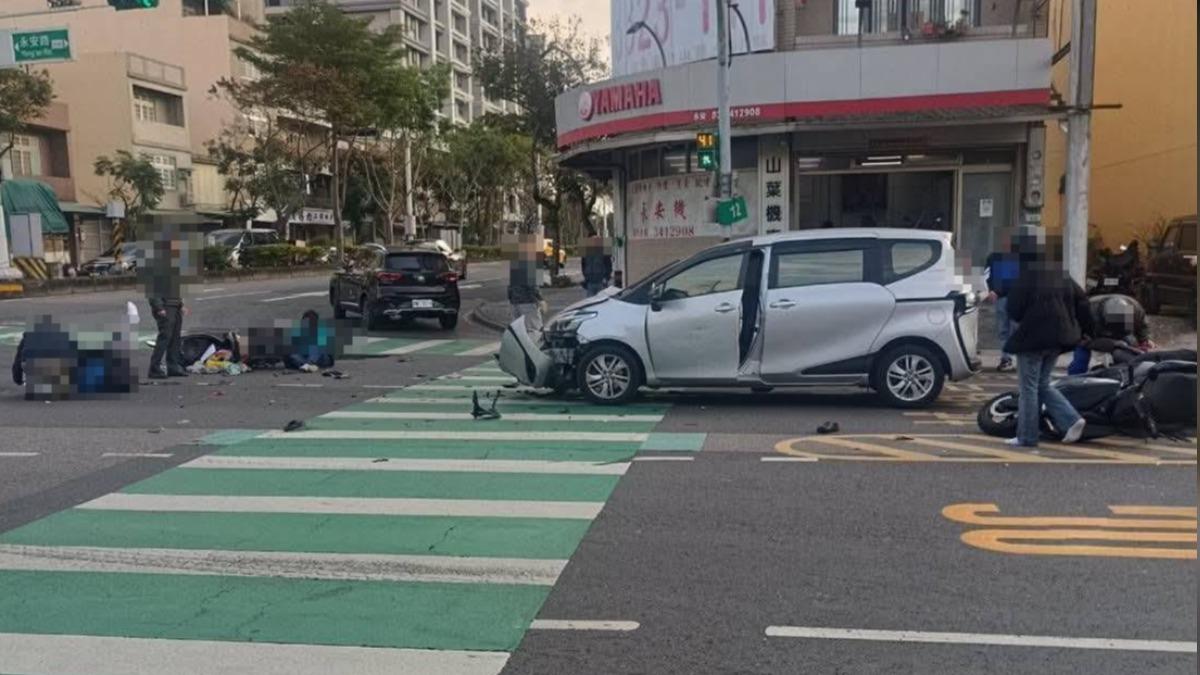 汽車駕駛疑似誤踩油門,連撞了等紅燈的6部機車,騎士紛紛倒地受傷。(圖/桃園大小事)