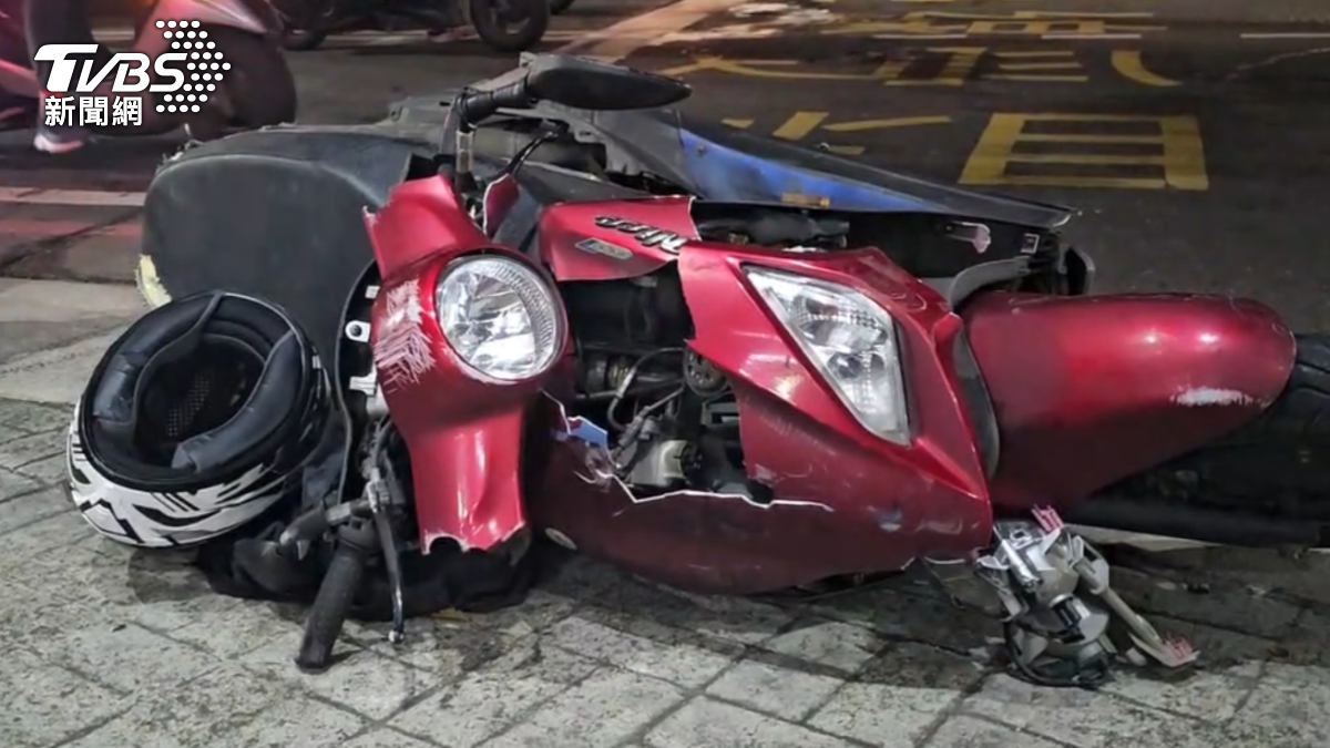 機車被撞到變形,車殼零件也噴飛,車主緊急送醫治療,幸好沒有大礙。(圖/TVBS)