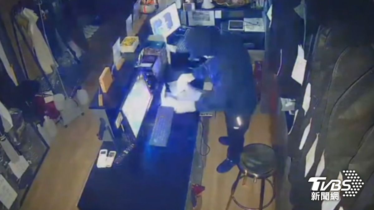 黑衣男趁公館商圈服飾店打烊,闖入屋內,竊走八萬現金。(圖/TVBS)