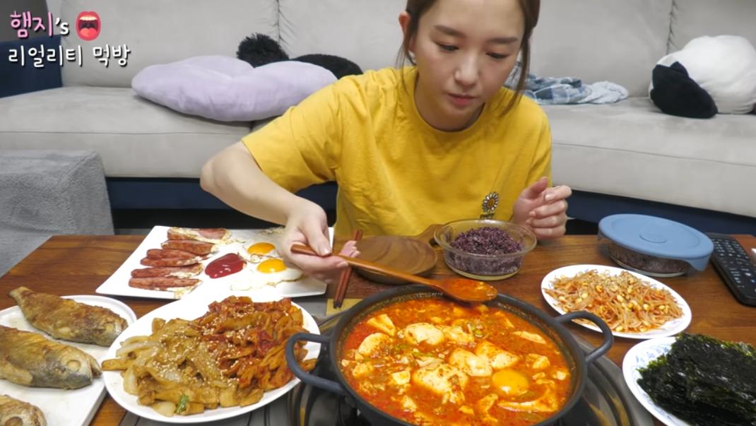 Hamzy自己一人吃掉滿桌韓式料理。(圖/翻攝Hamzy YouTube)