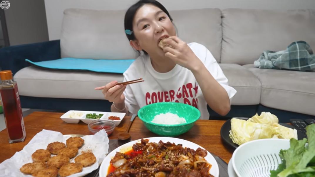 Hamzy豪邁的吃法受到粉絲喜愛。(圖/翻攝Hamzy YouTube)