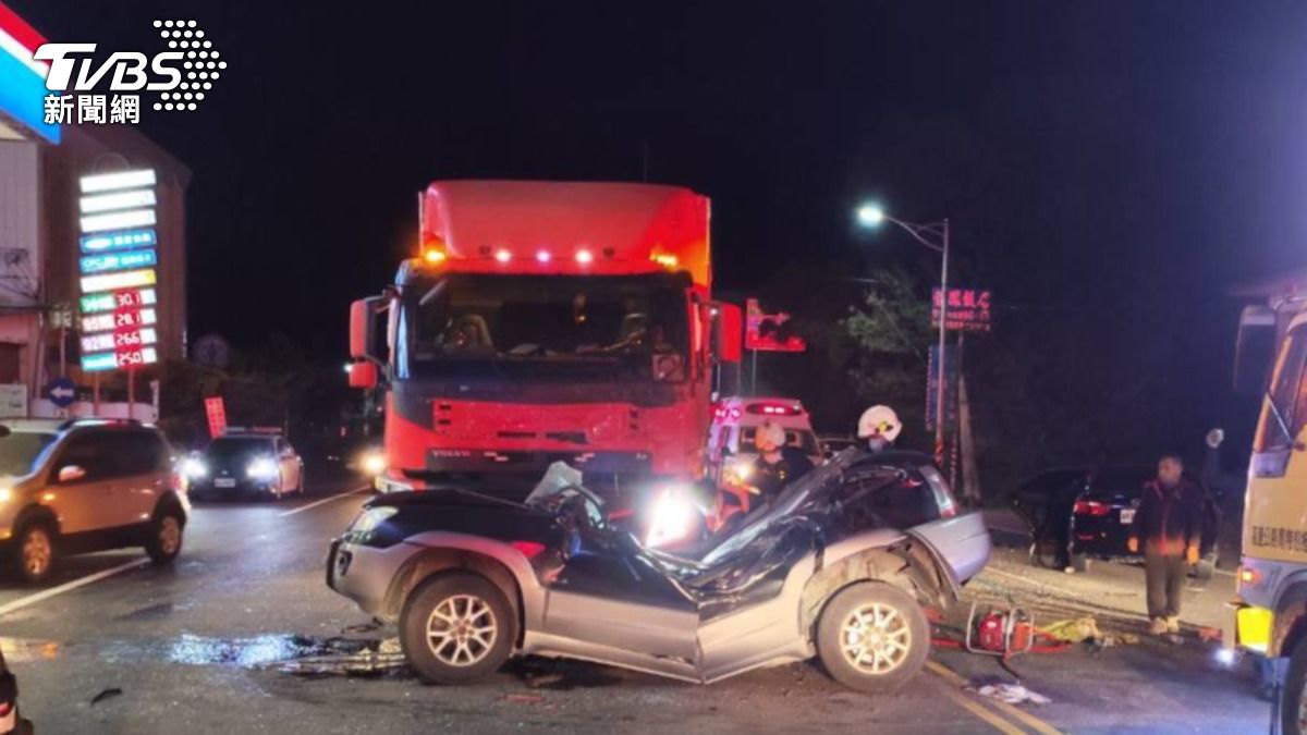 7旬翁駕駛汽車遭撞亡,整部車嚴重變形,變成「V字型」。(圖/TVBS)