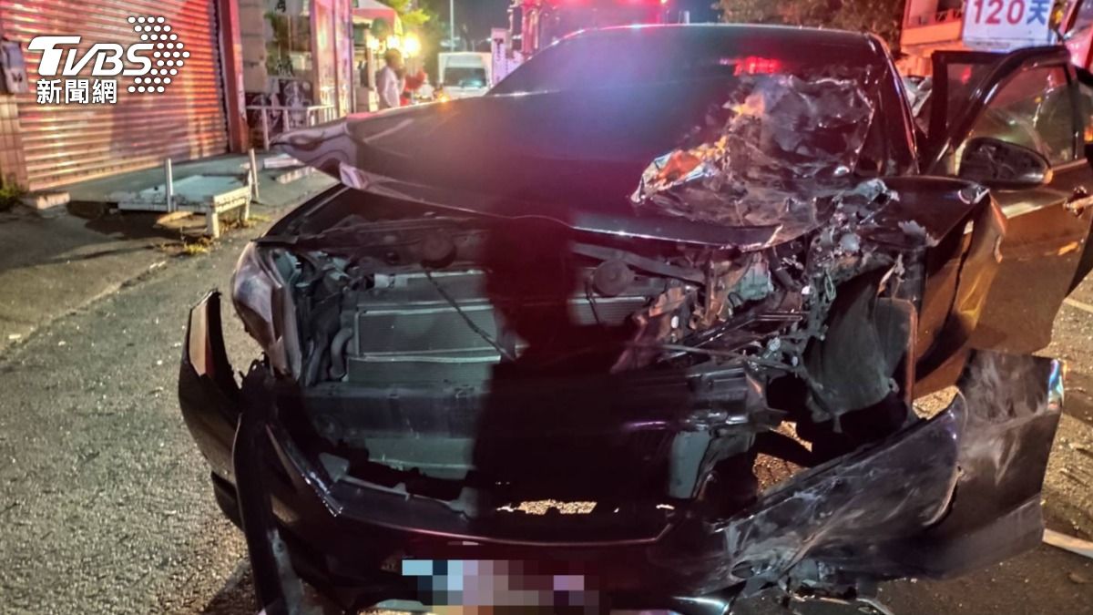 宋姓女子駕駛小客車,大力撞擊前方7旬翁的車輛,宋女小客車頭嚴重受損。(圖/TVBS)