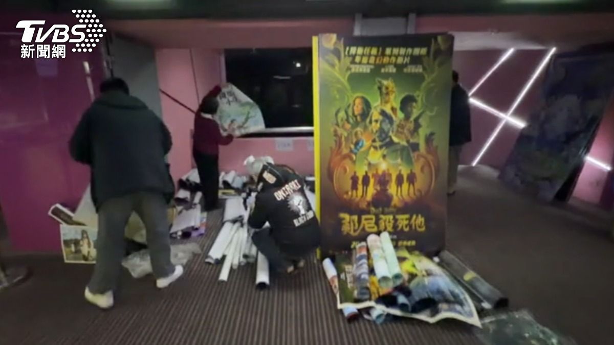 新民生戲院搬出上百張電影海報提供民眾自取。(圖/TVBS)