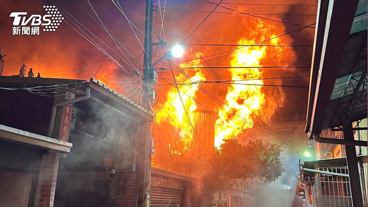 疑除濕機自燃！台中鐵皮屋暗夜大火「8戶全燒光」　驚悚畫面曝