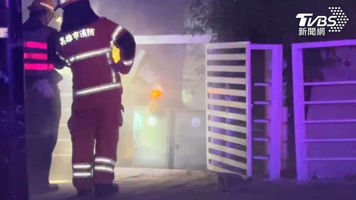 這起變電箱爆炸事件已造成附近上百戶居民暫時無法使用電力。（圖／TVBS）