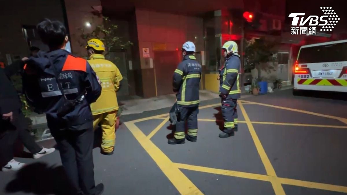 三民區察哈爾二街某大樓的機械式停車位內突然遭遇設備故障,整個人連同車輛一起被困在停車位中動彈不得。(圖/TVBS)