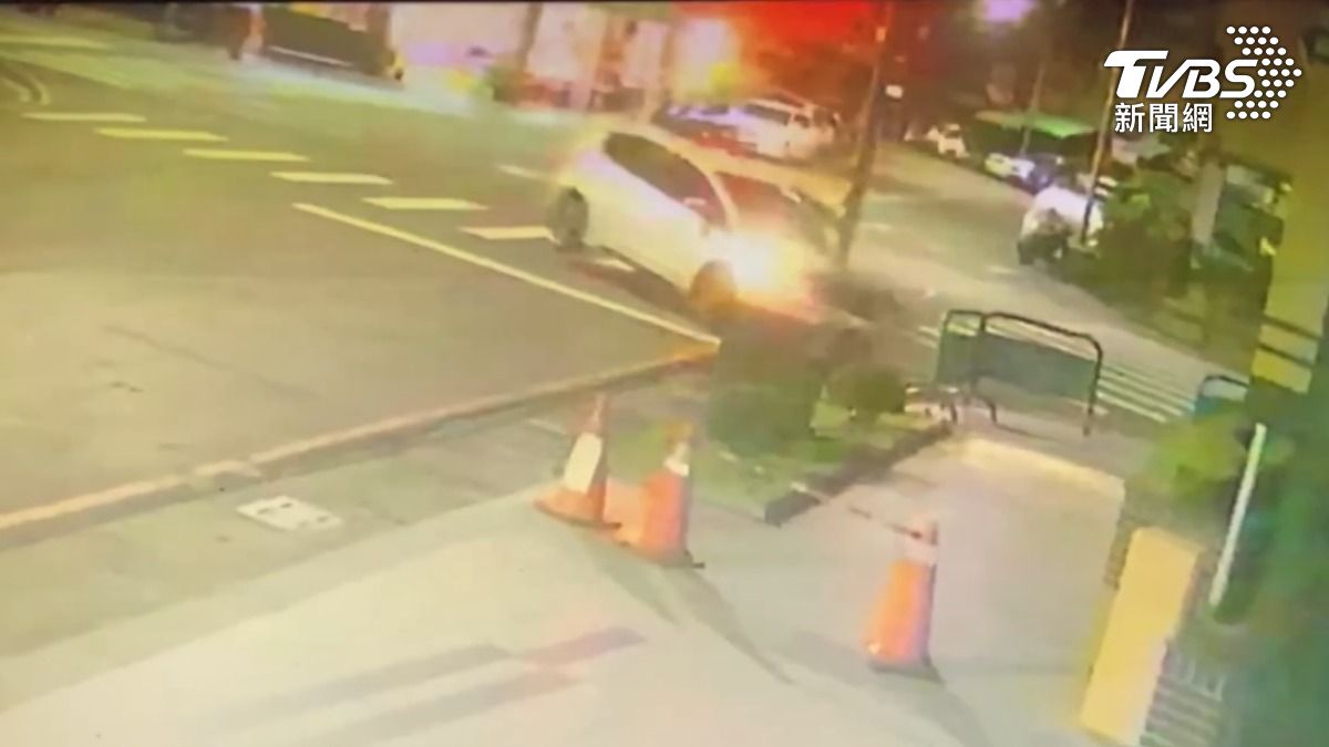 一輛自小客車因不明原因自撞電線桿,大樓管理員發現事故後立即報警。(圖/TVBS)