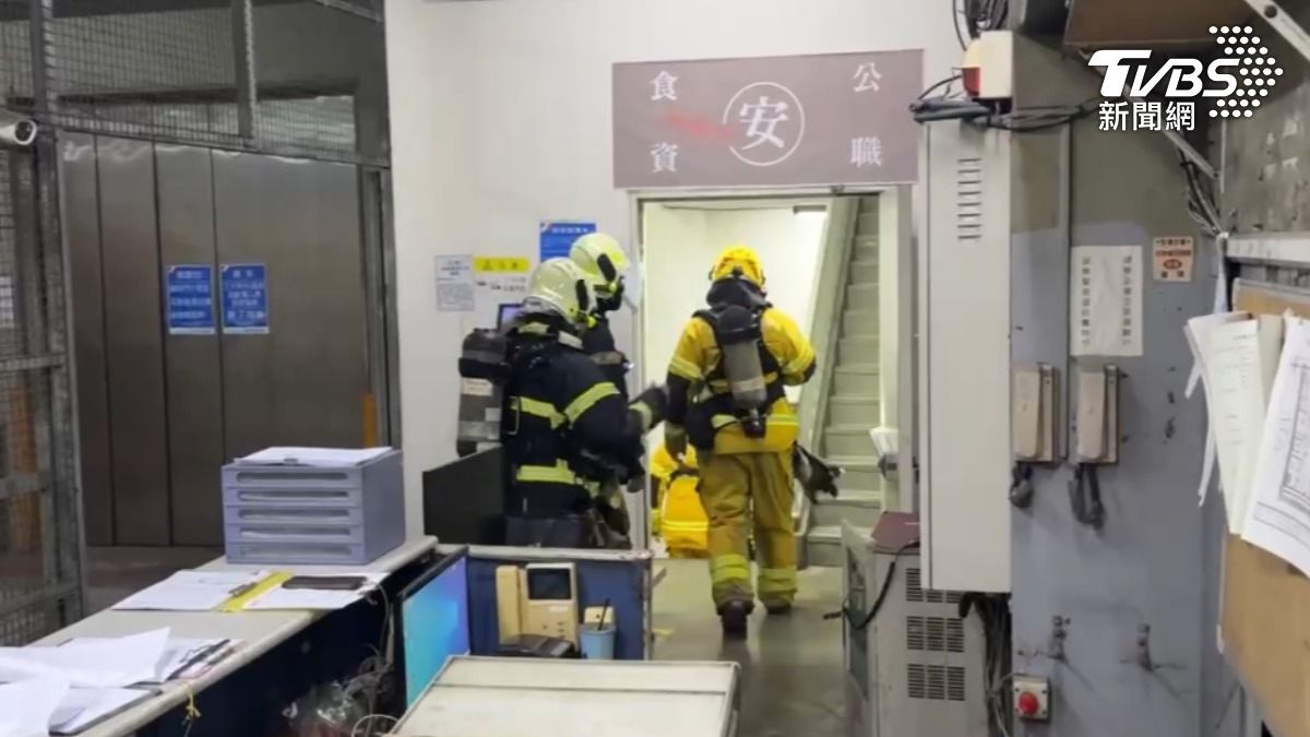 清潔人員在工作過程中發現地下室清潔間疑似起火冒煙。(圖/TVBS)