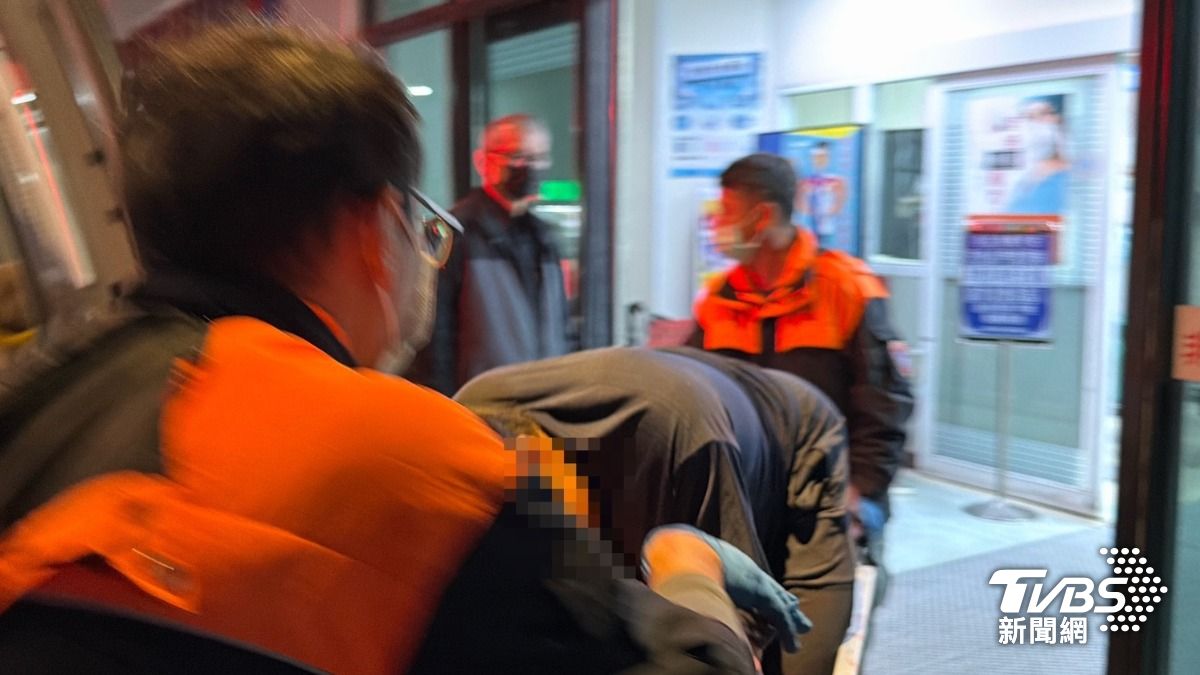 台東43歲陳姓男子痛苦趴在擔架,被送進急診外傷治療室。(圖/TVBS)