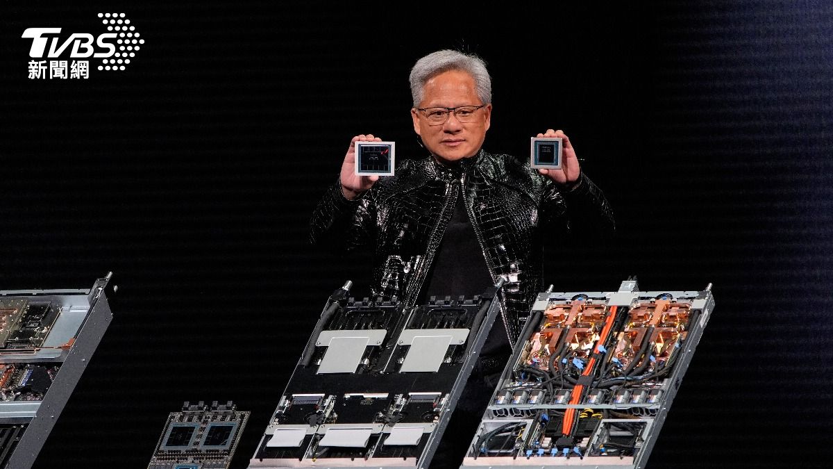 黃仁勳舉起了一塊Rubin GPU 和一顆 Vera CPU。(圖／達志影像美聯社)