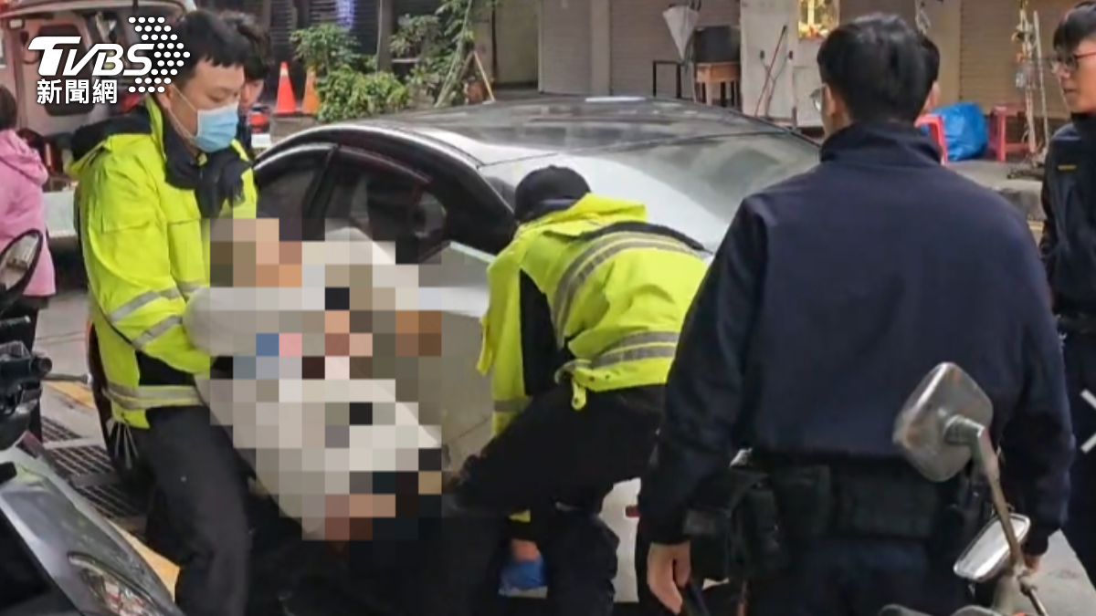 基隆一名男子被救出已沒有呼吸心跳，送醫仍宣告死亡。（圖／TVBS）