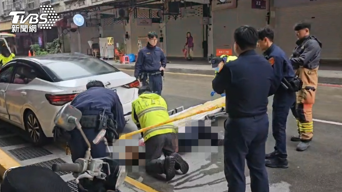 基隆一名男子昏迷倒臥車內，警消先初步急救再送醫，搶救仍不治。（圖／TVBS）
