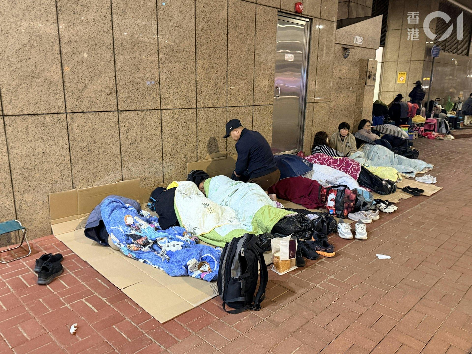 許多排隊人士甚至直接在隊伍中打起地舖。(圖/香港01提供)