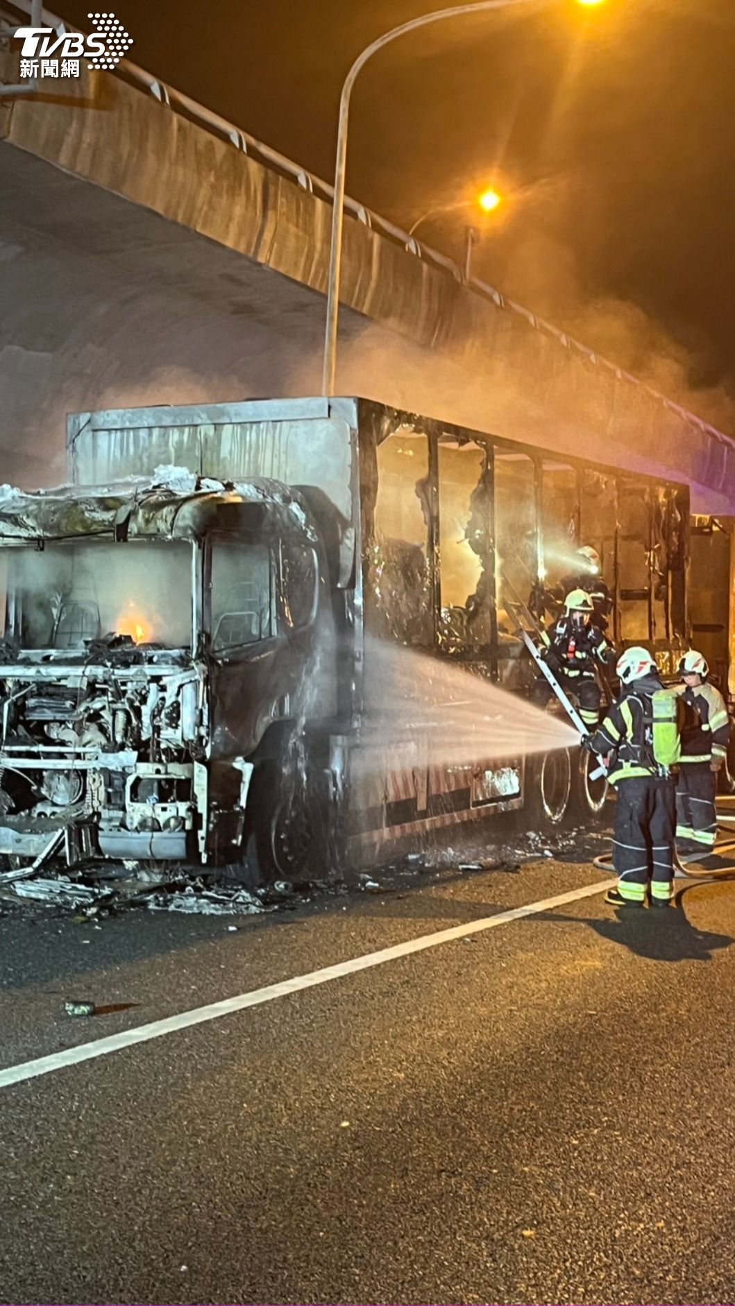 國一北上43K林口段,滿載食品聯結車燒1個半小時全毀。(圖/國道公路警察局第一公路警察大隊)