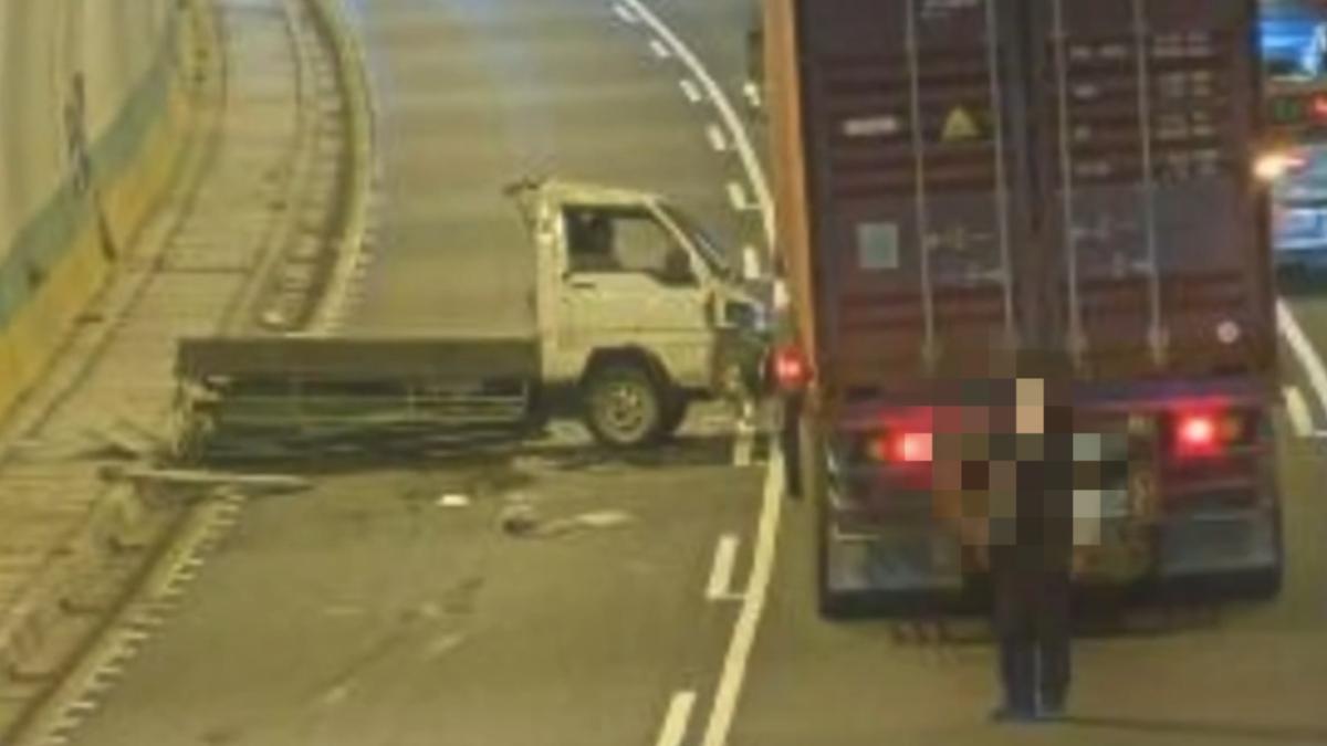 一輛小貨車被撞飛。（圖／翻攝自公路局即時路況）