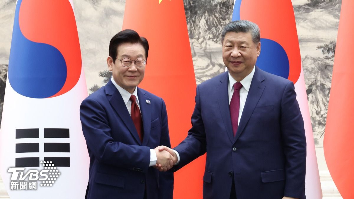 韓中首腦會談達成每年會面共識 李在明拿小米機與習近平夫婦自拍