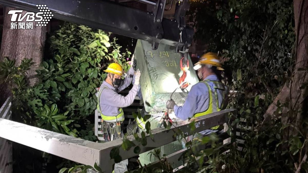 停電原因為變壓器故障及電纜燒損。(圖/TVBS)