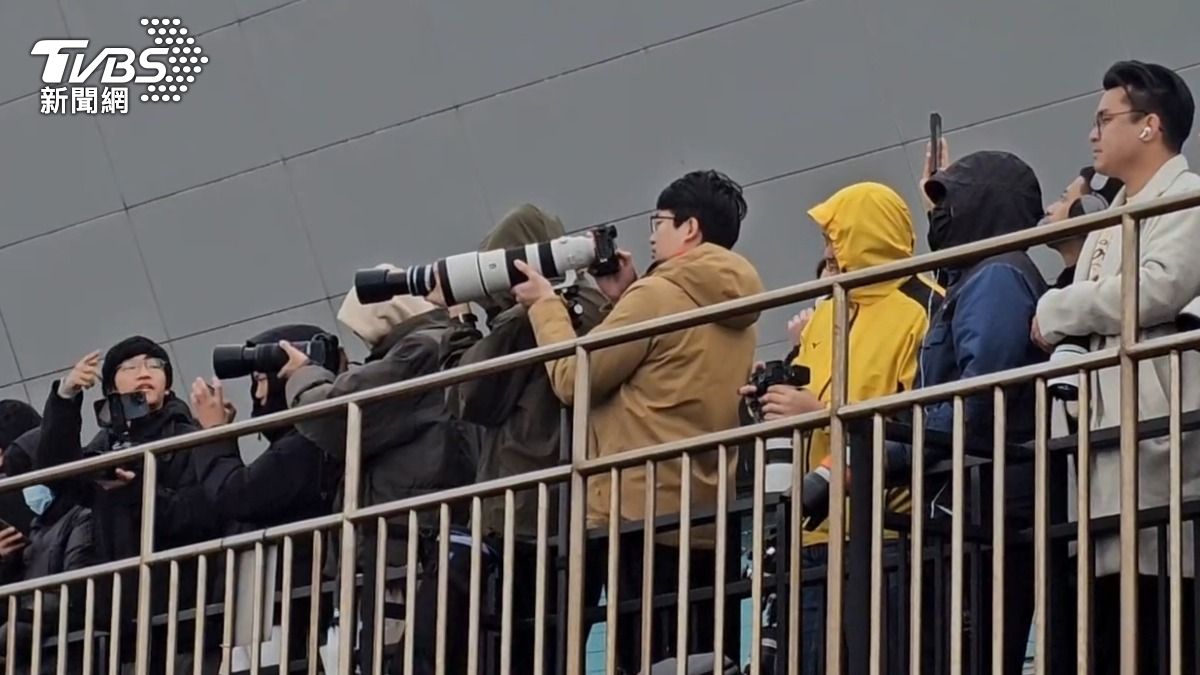 全台第一架空巴A350-1000客機抵台,大批航空迷驚艷。(圖/TVBS)