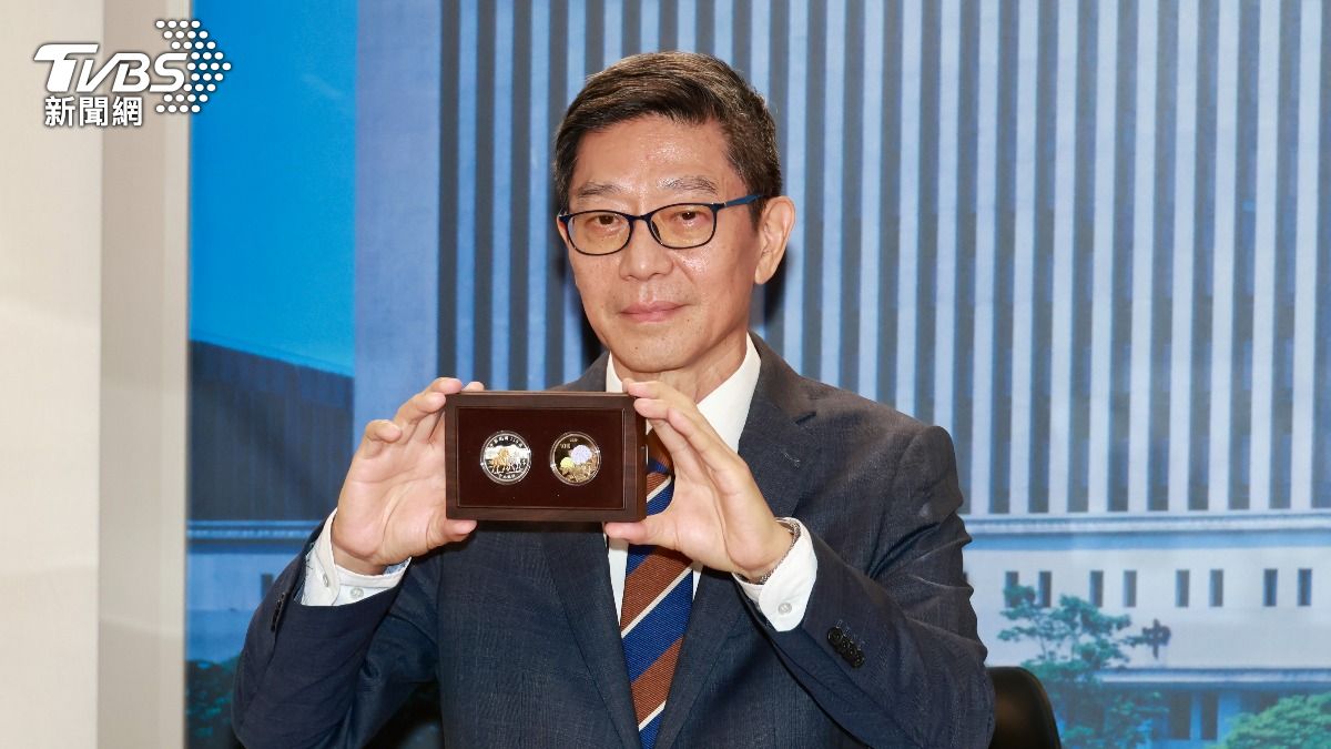 央行發行馬年紀念套幣亮相,今年有9萬套。(圖/潘建樺攝)
