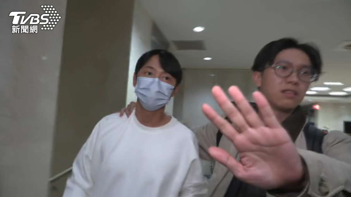 雪茄館「Cigar Vie」負責人陳韋翔160萬元交保,並限制出境出海。(圖/TVBS)