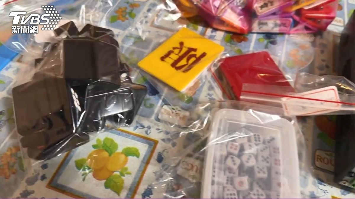 中壢警夜襲以卡拉OK店掩護的地下天九牌賭場,逮捕28人到案並起出7萬賭資。(圖/中壢分局)