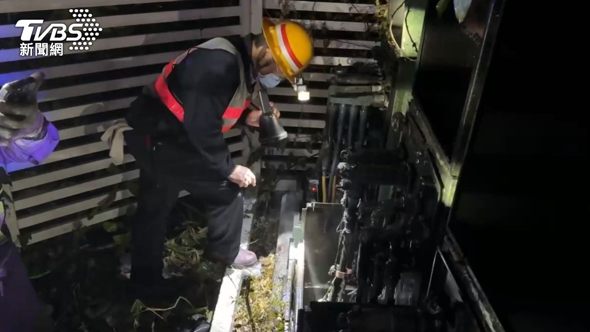 高雄三民區變電箱突然爆炸起火,台電工程人員漏夜搶修。(圖/TVBS)