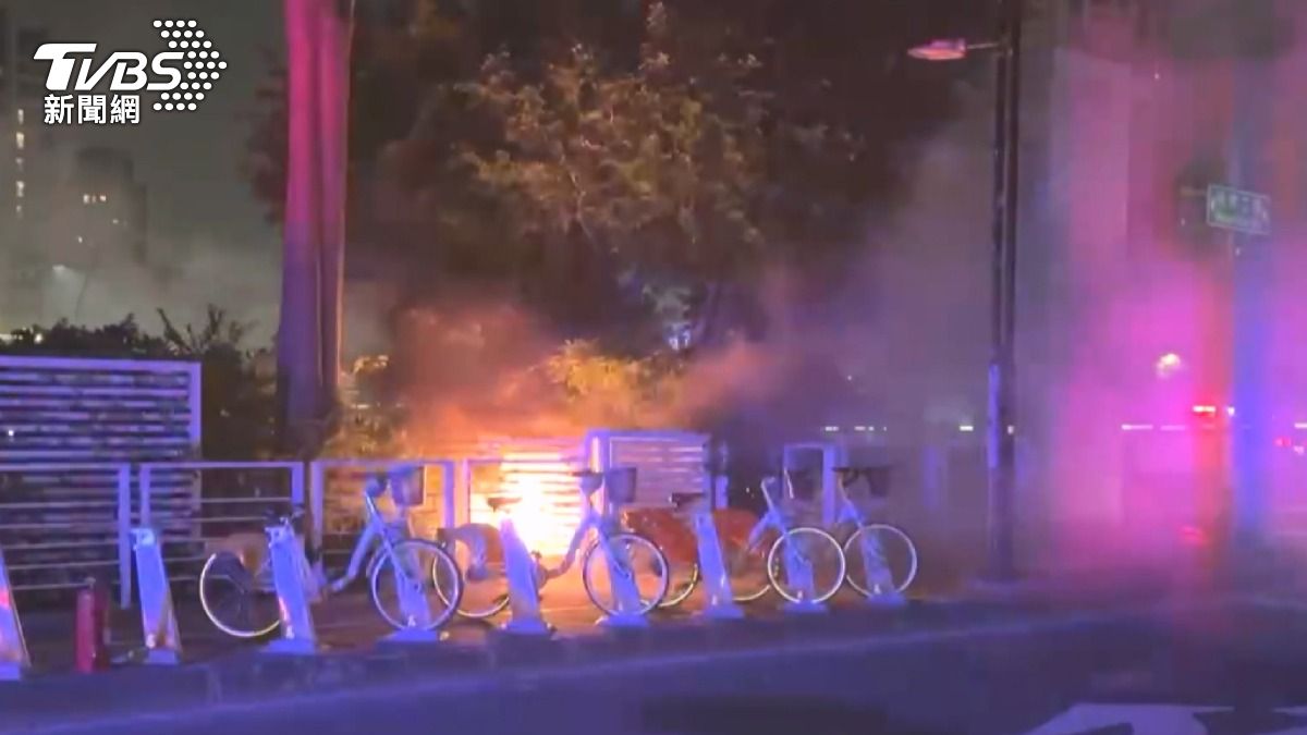 變電箱「連環爆竄大火」!逾千戶瞬間停電,235戶停逾十小時。(圖/TVBS)