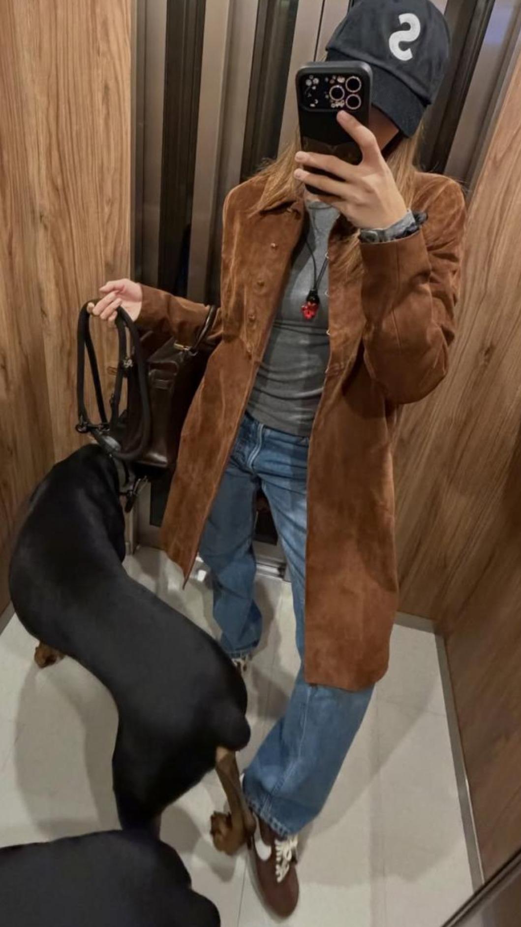 LISA側背一顆咖啡色愛馬仕凱莉包。(圖/翻攝自lalalalisa_m IG)