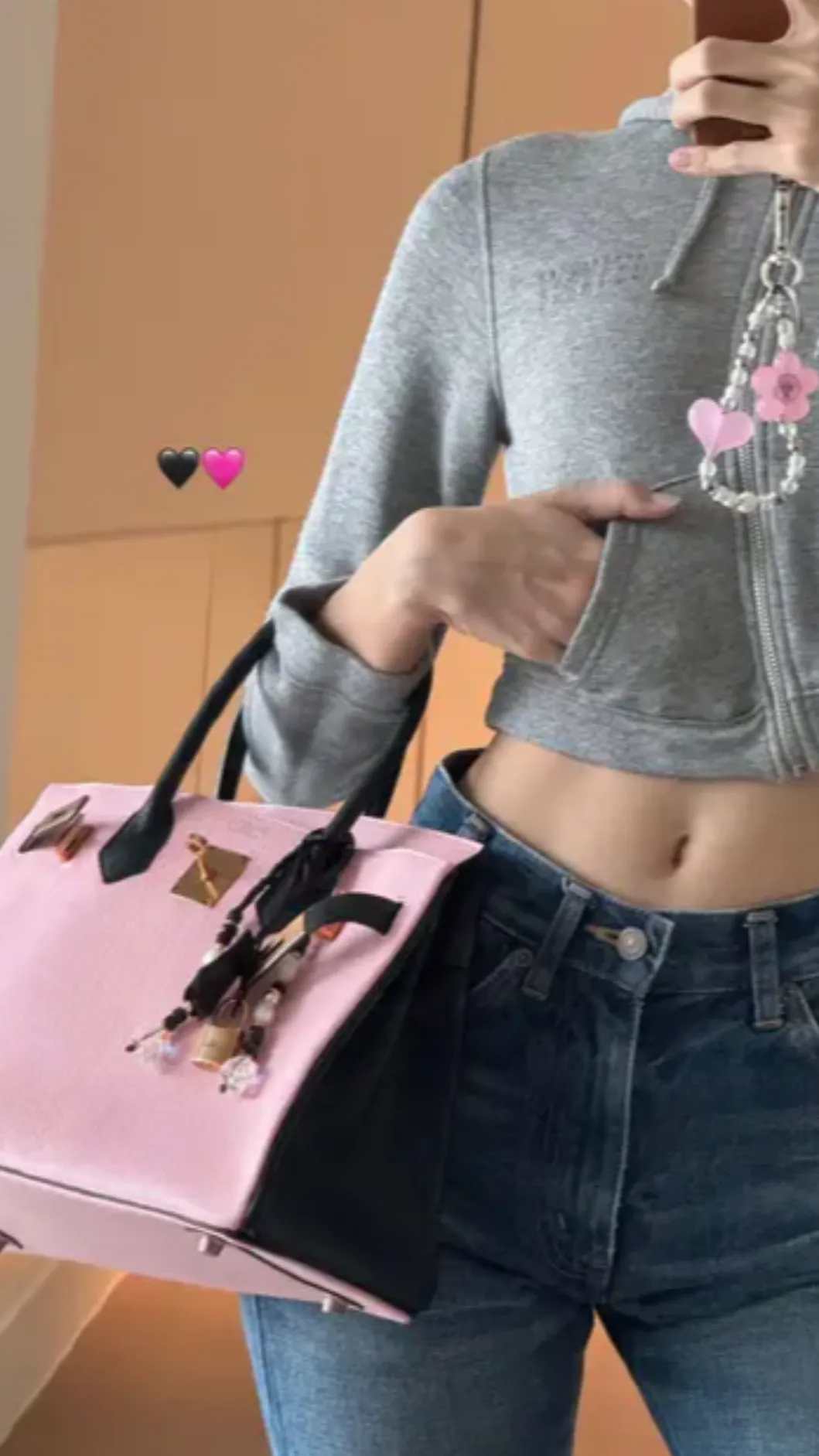 LISA的Special Order訂製包以黑色與粉色雙色皮革拼接而成。(圖/翻攝自lalalalisa_m IG)