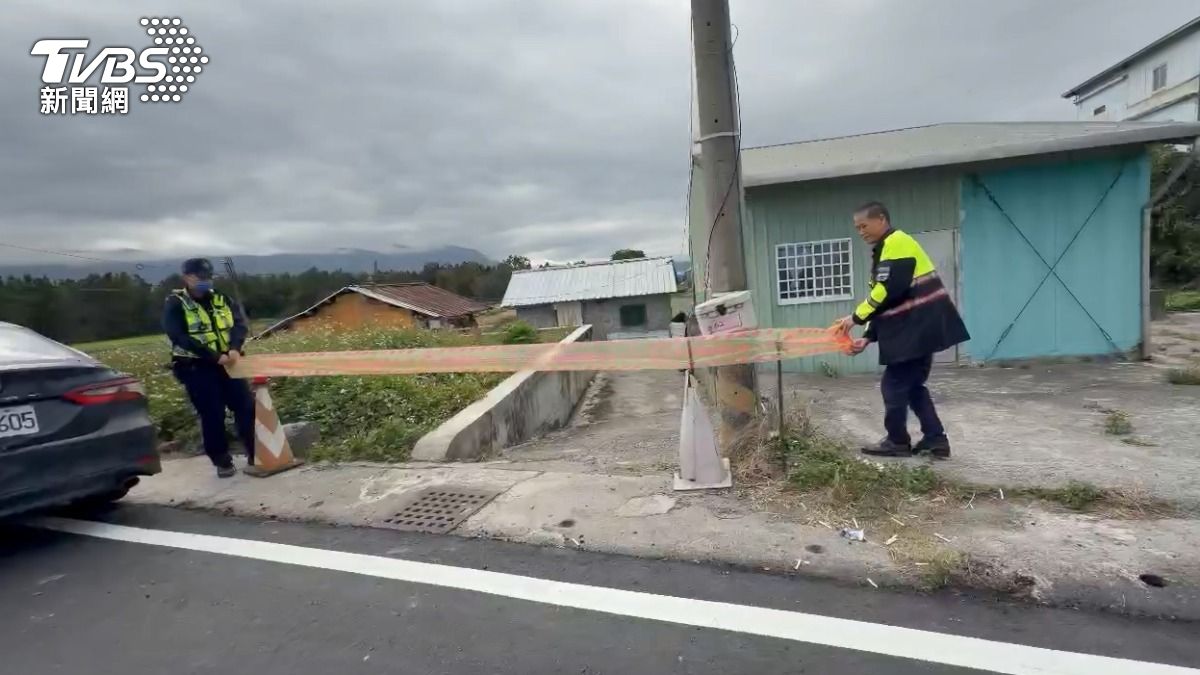 台東關山有一對兄弟酒後口角,弟弟持檳榔刀砍哥哥,員警重回現場調查,拉起封鎖線。(圖/TVBS)
