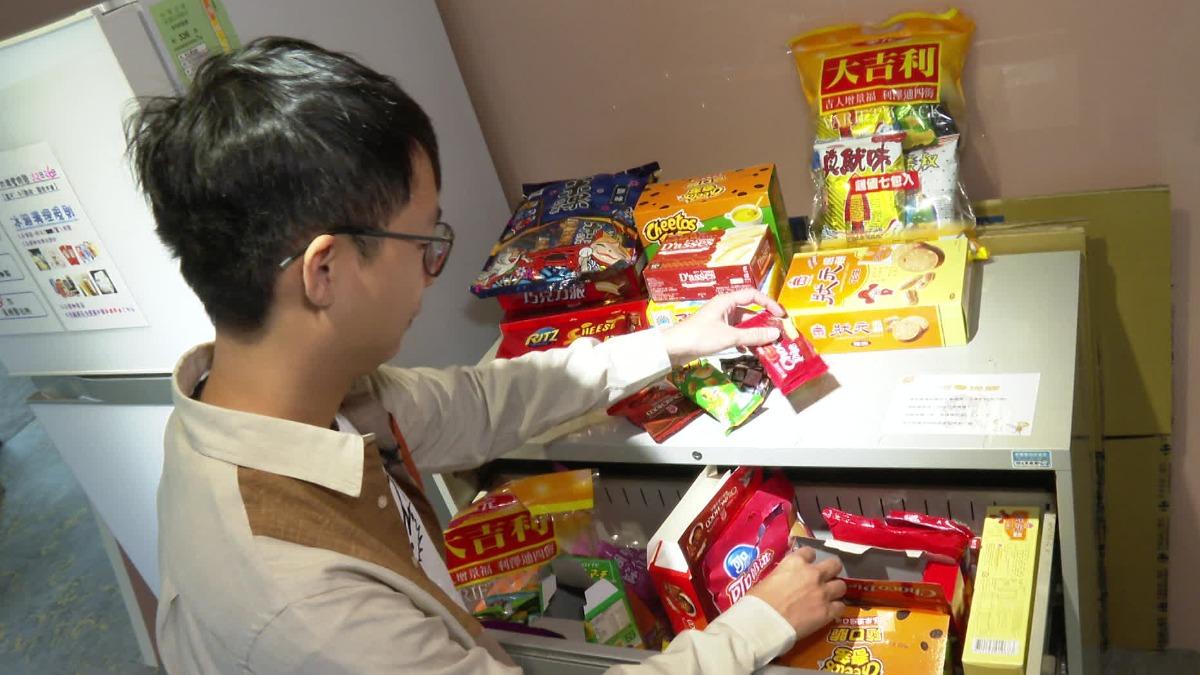 員工福利零食櫃,竟成變相麻煩?(圖/TVBS)
