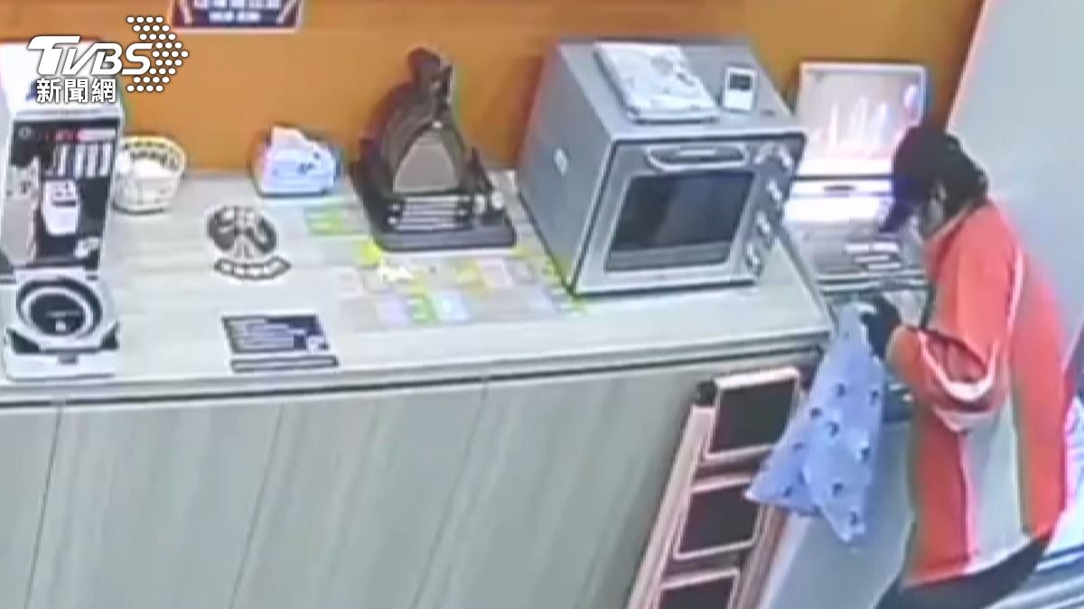 冬天就是要吃冰？他夜闖無人拉麵店，自備袋子狂掃20支冰。（圖／TVBS）