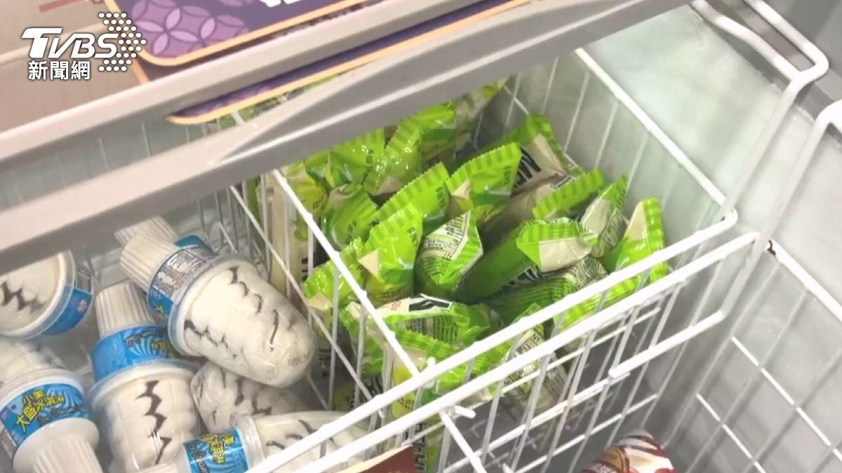 戴著帽子口罩的竊賊只對冰棒情有獨鍾，狂掃了20支。（圖／TVBS）