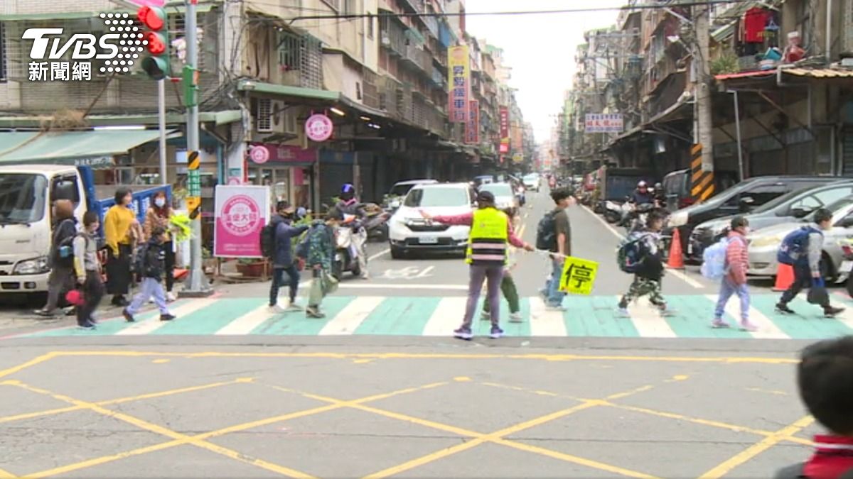 導護志工守護學童上下課安全。(圖/TVBS)