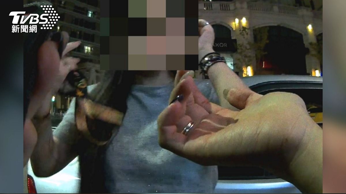 「割耳朵墊鼻子」女通緝犯鬼扯整形!首次約男網友約會違停露餡 照片差太大落網。(圖/TVBS)