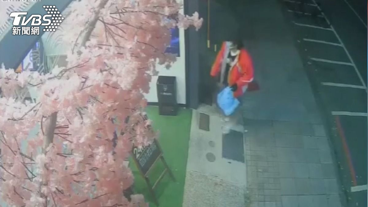 監視器清楚拍下，竊賊拿著購物袋進到店裡行竊的過程。（圖／TVBS）