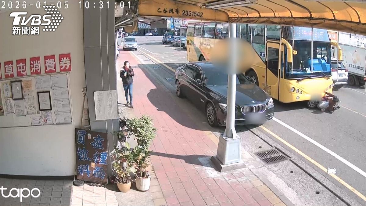 88歲嬤加油站出來「鬼切」被公車撞！拖行壓車底。(圖／TVBS)