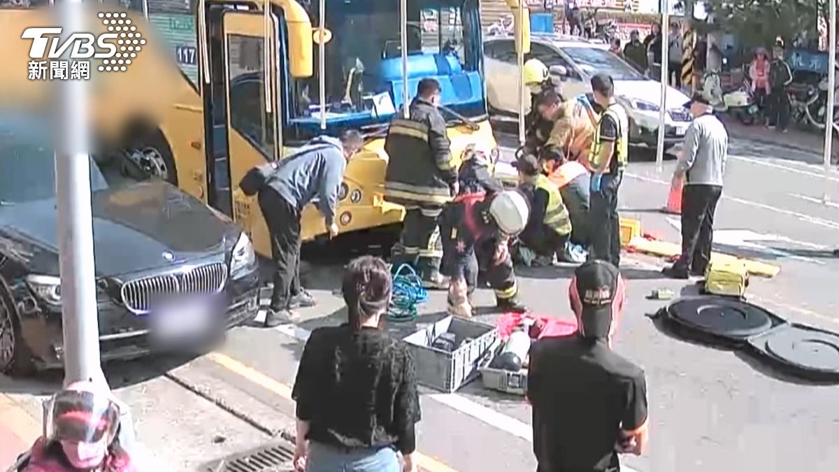 88歲婦卡車底狂拍車　消防抬公車救人。(圖／TVBS)