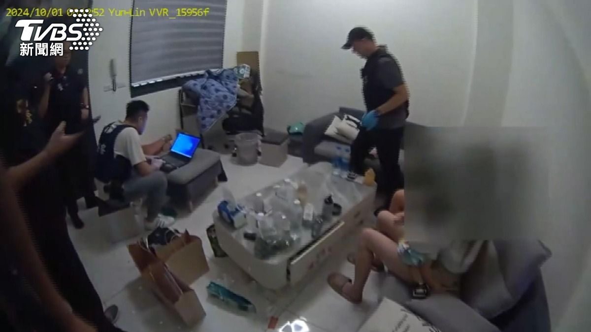 雲林破詐團「搜出槍毒」!拉K母抱嬰同住 13人全落網。(圖/TVBS)