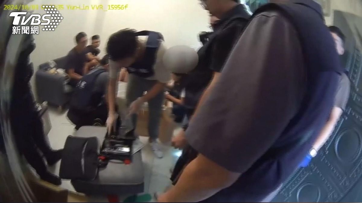 K毒媽抱嬰同住詐窟 警搜出2把槍。(圖/TVBS)