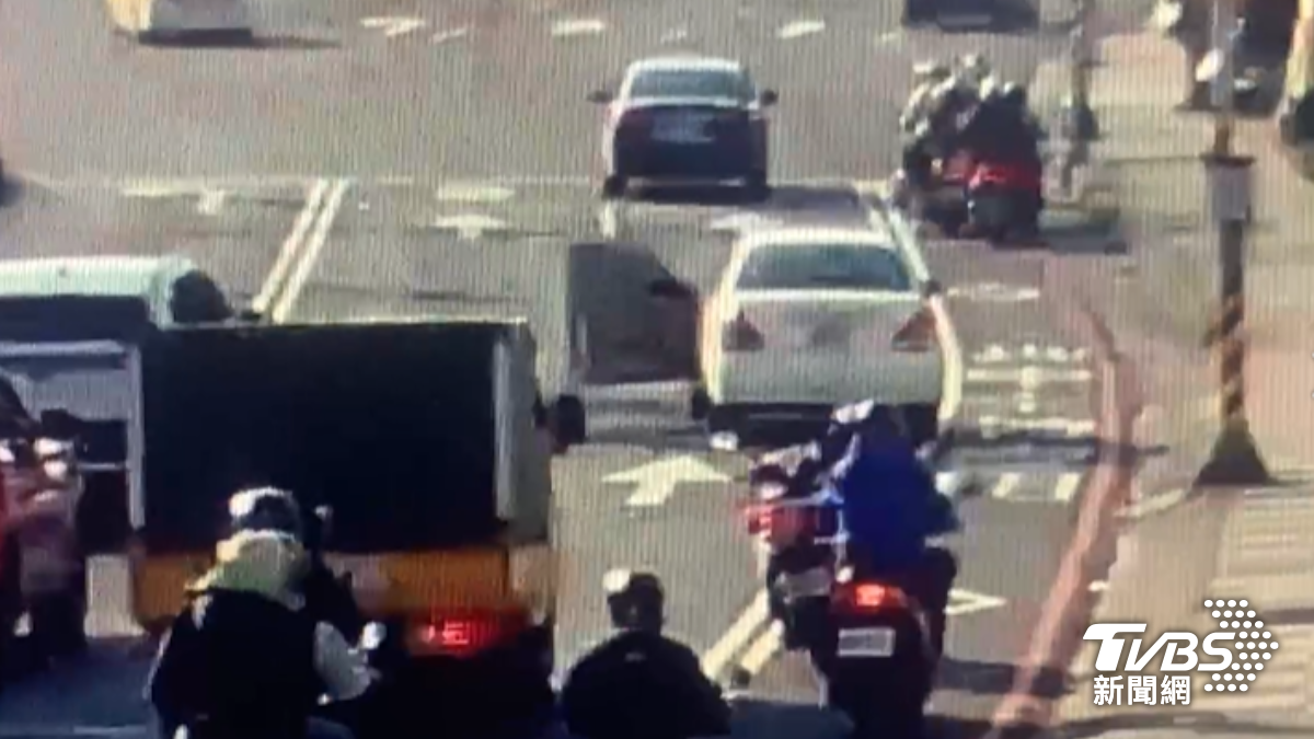 白色小客車駕駛被警方壓制後，車輛竟自滑前行。（圖／TVBS）