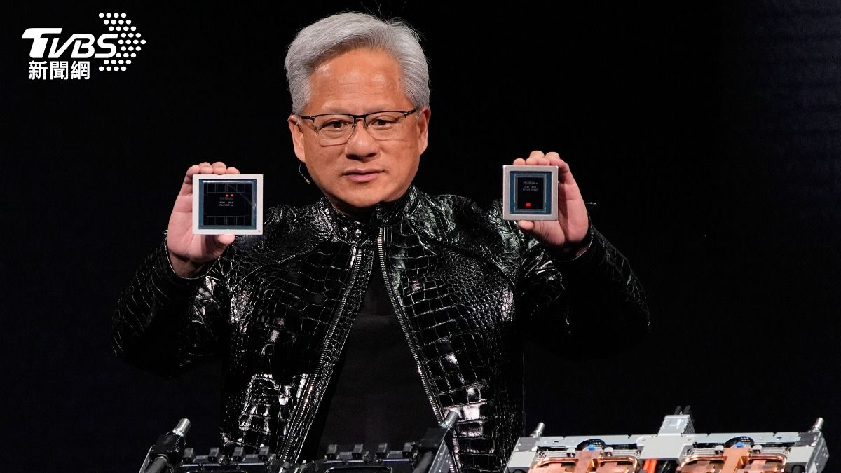 輝達執行長黃仁勳在今年的CES展上公布新AI晶片。(圖/達志影像美聯社)