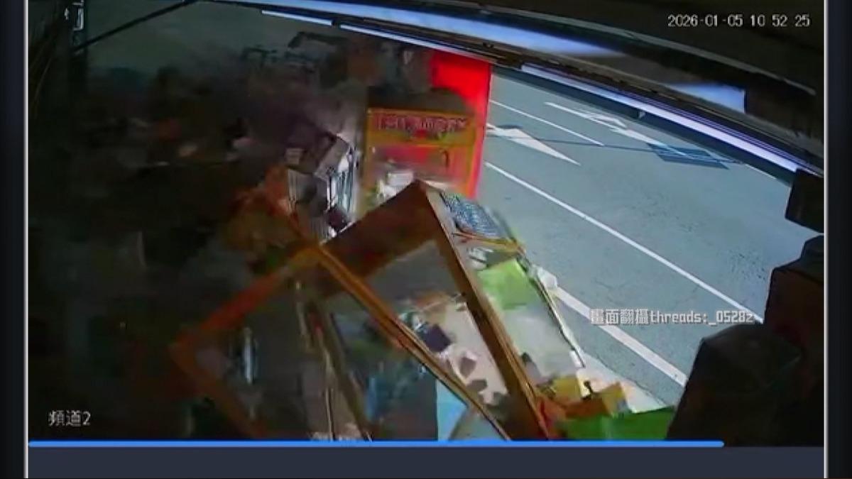 73歲翁追撞失控衝店家!3台娃娃機「瞬間倒塌」如地震。(圖/Threads @_0528z)