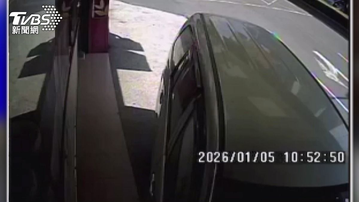 休旅車突穿越車道撞進店!。(圖/TVBS)