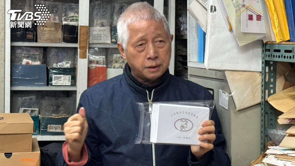 成龍集郵社老闆許耀方。（圖／謝佩穎攝）