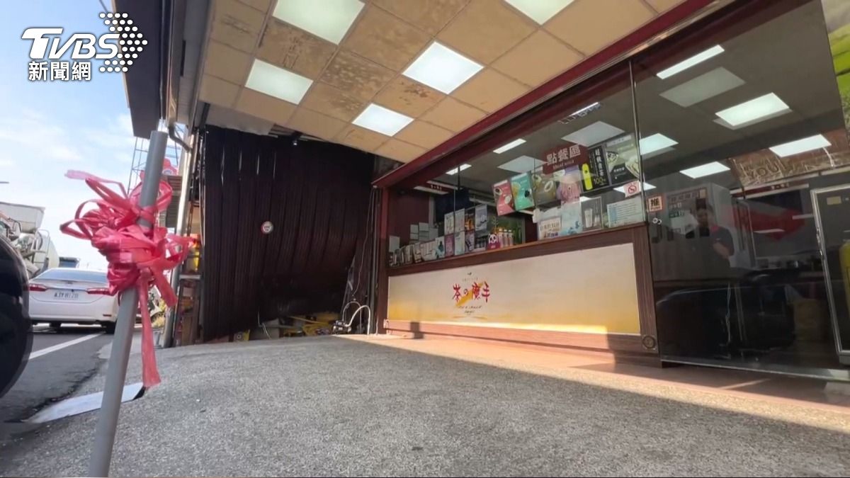 追撞後失控衝路邊!2店家遭殃。(圖/TVBS)