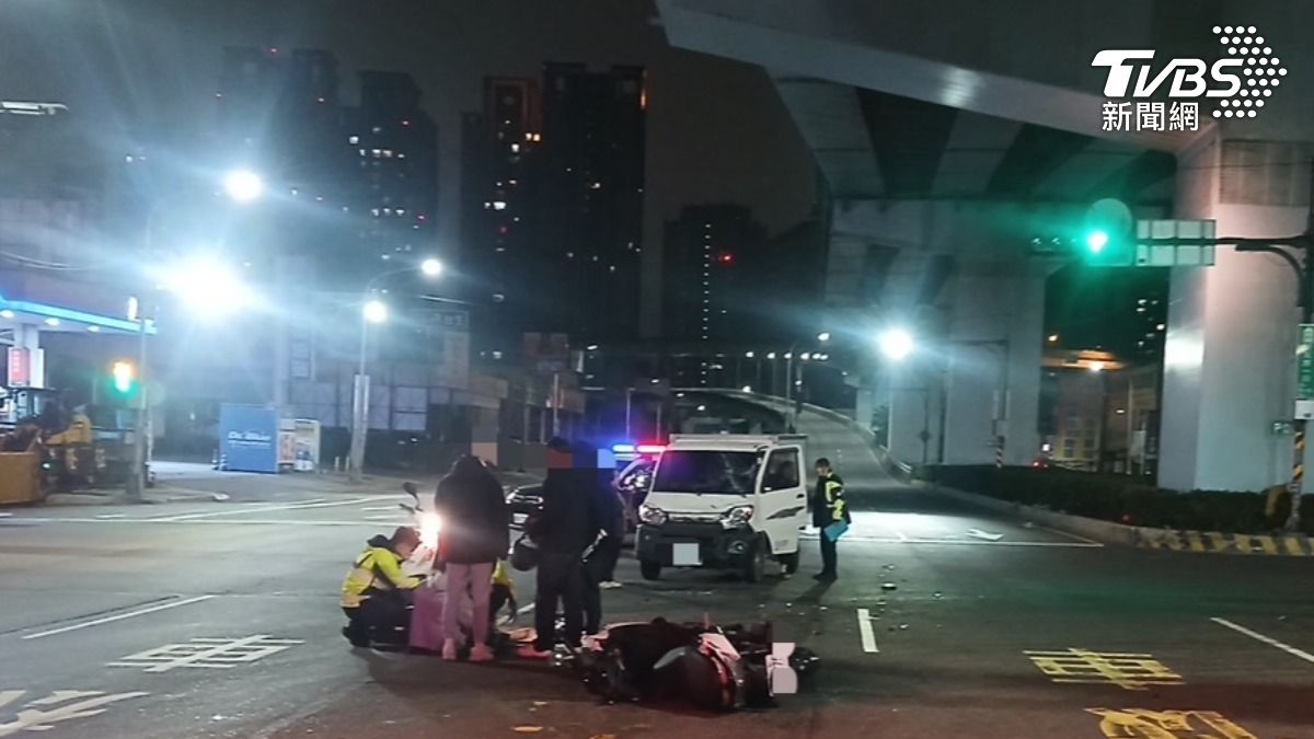 有片/新北泰山小貨車闖紅燈猛撞雙載騎士 後座乘客衰斷腿